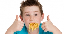 Лишний вес «наедается» в детстве: как не переедать при стрессах?